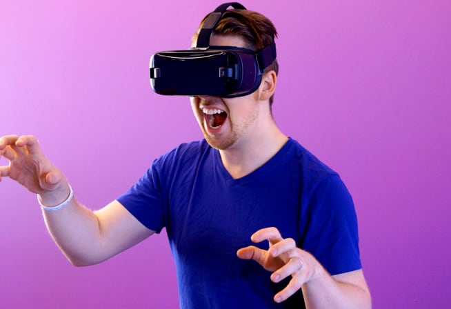 guy experiencing vr